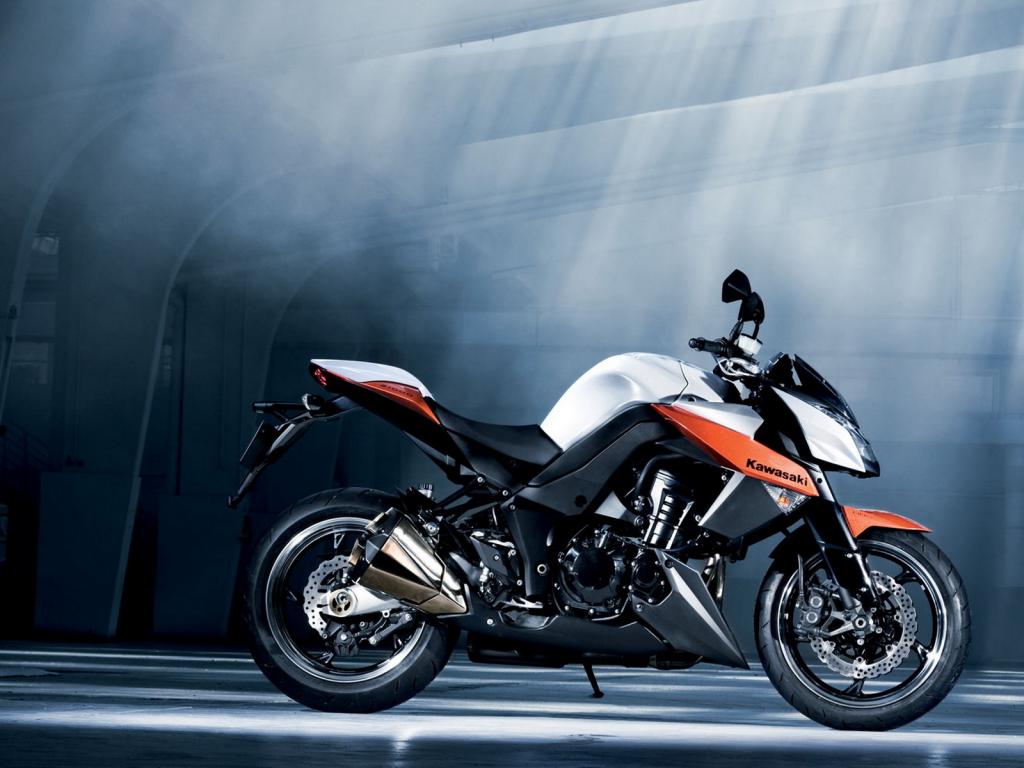 Z1000 в ангаре 1024x768